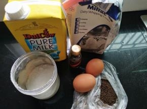 材料准备好，奥利奥饼干刮掉夹心，装入保鲜袋用擀面杖擀碎
