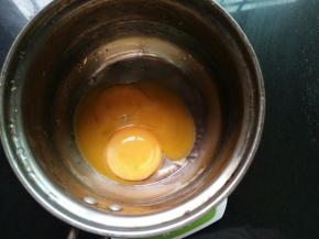 分离鸡蛋取2个蛋黄