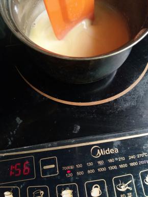 电磁炉最小火加热，边缘冒泡即可，刮刀不停搅拌，不然会湖底，然后放室温放凉