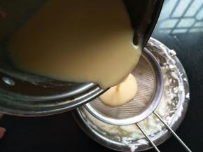 把放凉的蛋黄液过筛到淡奶油里