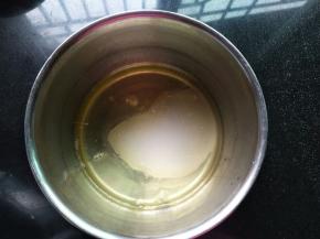 细砂糖倒入蛋白里，同时预热烤箱底层160℃