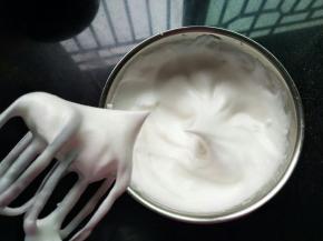 用电动打蛋器打发蛋白，提起打蛋头呈小尖角