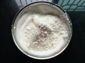 把低筋面粉倒入蛋白里