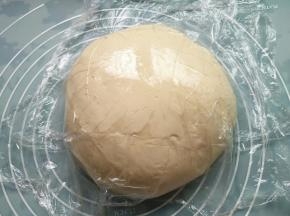 把面团取出，滚圆，盖保鲜膜醒25分钟