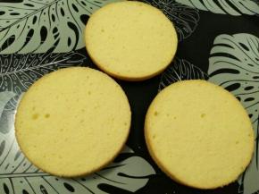 提前烤好1个8寸戚风蛋糕，放凉，借助分片器均匀的分成3片