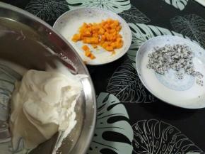 芒果和火龙果切小块，先取300克淡奶油加30克细砂糖进行打发，夹心奶油可以打8-9分