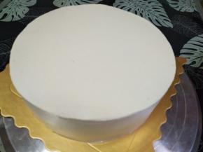 接着180克淡奶油加18克细砂糖进行打发，打7分发，摸面奶油需要软