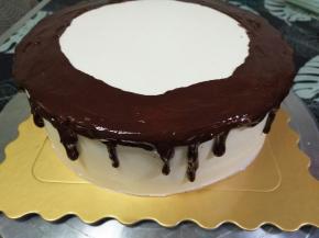 20克巧克力和20克淡奶油，隔热水融化成液体；软硬适中的时候，从蛋糕边缘上挤，自然的流动性