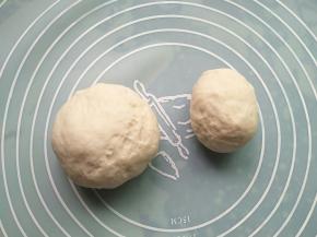 面团揉压排气，分成1/3和2/3的面团