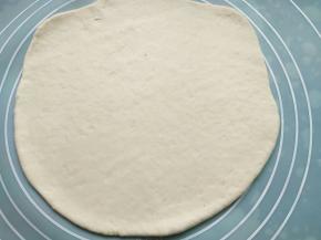 2/3的面团擀成圆面片