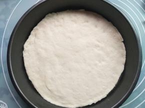 披萨盘刷点油，防粘，把面片放入披萨盘子里