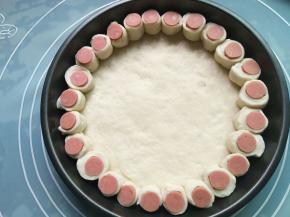 把香肠段摆放上去