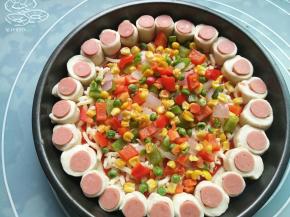 把青红椒和玉米豆粒撒一层