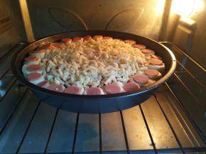 烤箱中层180℃烤15-20分钟，芝士碎融化，有点上色即可