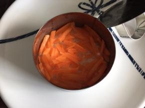 放入胡萝卜丝