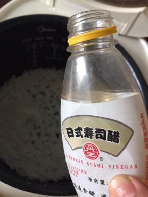 大米加适量清水放入锅中煮熟后加入白砂糖、寿司醋