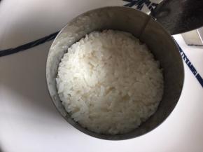 取一模具将米饭勺入模具中，压平