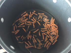 锅里倒入适量清水将抽丝的胡萝卜焯熟