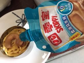 挤入四季宝花生酱