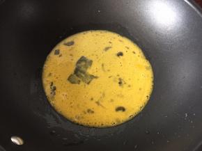 锅里热油，将鸡蛋打散放入锅中煎成两面金黄的鸡蛋饼