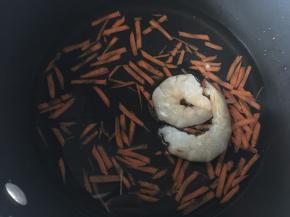 放入剥壳的大虾煮熟