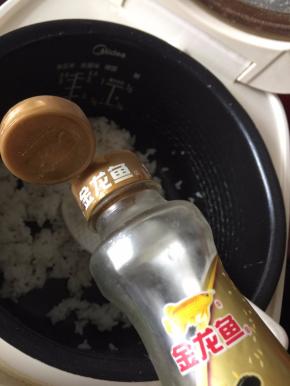 米饭中加入芝麻香油搅拌均匀