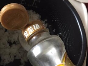 米饭中加入芝麻香油搅拌均匀