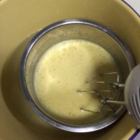 打发全蛋：低速打至细腻泡沫后，换高速快速搅拌，在打发的过程中，鸡蛋会越来越浓稠。