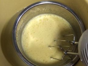 打发全蛋：低速打至细腻泡沫后，换高速快速搅拌，在打发的过程中，鸡蛋会越来越浓稠。