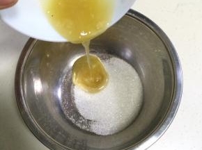 在打蛋器盆内加入细砂糖和蜂蜜。