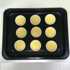 把蛋糕糊倒入纸杯中，约八分满。