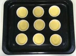 把蛋糕糊倒入纸杯中，约八分满。