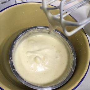 当鸡蛋打至非常浓稠的状态，提起打蛋器时，滴落的蛋糊可以在蛋糊表面划出花纹并且花纹维持较长时间不会消失。打蛋头上保持有2-3CM的蛋糊不会滴落，这个程度就表示打发好了。