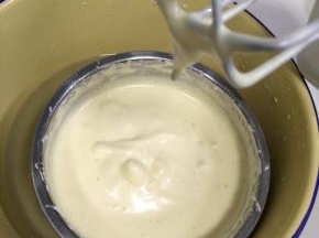 当鸡蛋打至非常浓稠的状态，提起打蛋器时，滴落的蛋糊可以在蛋糊表面划出花纹并且花纹维持较长时间不会消失。打蛋头上保持有2-3CM的蛋糊不会滴落，这个程度就表示打发好了。