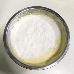 将低筋面粉分两次筛入打发的蛋液中。