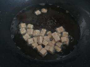 将肉卷切成小块放入油锅中炸至金黄