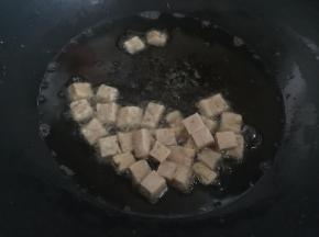 将肉卷切成小块放入油锅中炸至金黄