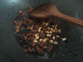 然后加入炸好的花生（花生要去衣）翻拌，最后加入芝麻香油炒至浓稠即可