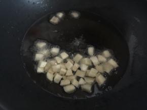 然后放入茭白炸