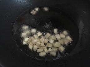 然后放入茭白炸