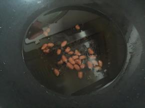 锅里烧油后放入花生米炸熟