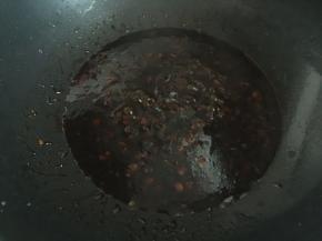 锅里加入豆瓣酱、蚝油、生抽、老抽、白砂糖搅拌均匀后开火用勺子一直翻拌