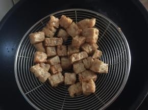 炸至表面金黄即可捞起沥干油份备用