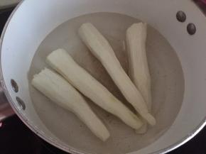 将茭白去皮后放入煮沸的锅中焯过水