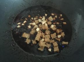 酱汁烧至浓稠后放入茭白和肉一起翻拌