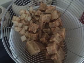 同样炸至表面金黄即可捞起沥干油份