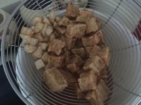同样炸至表面金黄即可捞起沥干油份