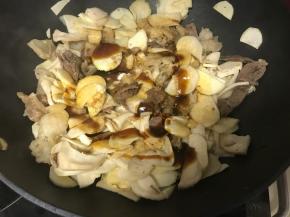 放入所有调料炒匀，中途看情况加适量水小火焖至汤汁收干入味。