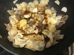 放入所有调料炒匀，中途看情况加适量水小火焖至汤汁收干入味。