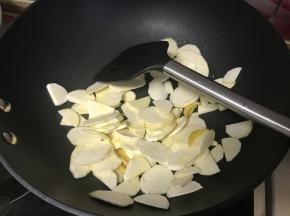 锅内倒入油烧热后倒入葱姜末爆香。放入茭白炒至断生。